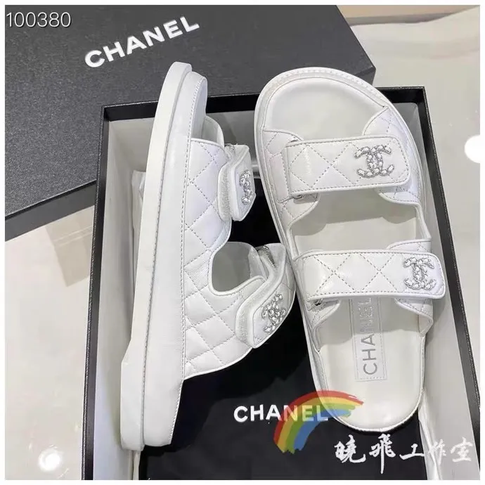 👟👟Ex-factory price 480👟👟 𝑐ℎ𝒶𝓃𝓮𝓁 2024 early spring latest season new Velcro slippers ————————————❤ European purchasing agent & fragrance grandma’s new fashion latest layout 🔛 Small fragrance sandals that exude lasting charm ~ The original development supports any comparison in the market 🆚The so-called smooth and natural lines To restore the original look, many celebrities have recommended it as one of the must-have items for spring. It is super comfortable on the feet! [Top version] ⚫ Size: 35-41 ⚫ Color: white